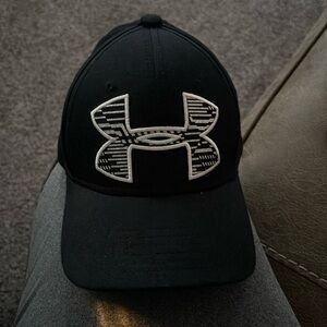 UA Fitted hat youth small medium